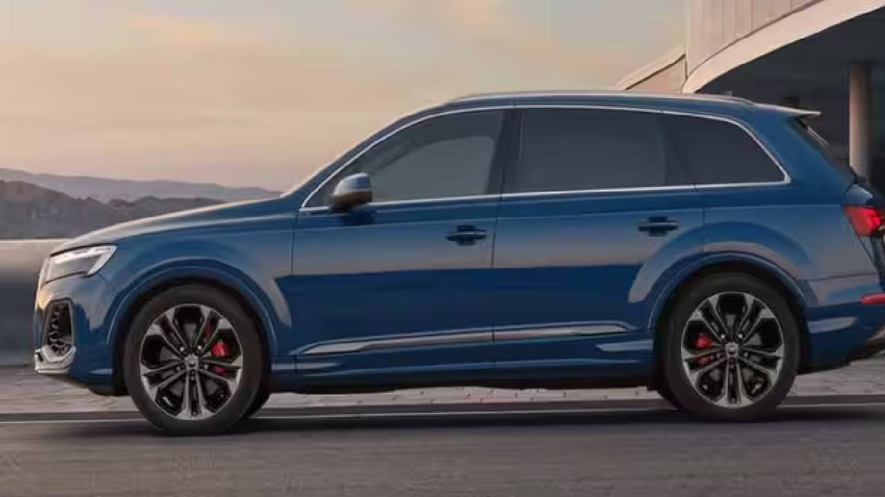 ऑडी Q7 ही एक आकर्षक 7 सीटर लक्झरी एसयूव्ही आहे. ही गाडी फक्त 5.6 सेकंदात 0-100 किमी प्रति तास वेग गाठते. या एसयूव्हीच्या फिचर्सबद्दल बोलायचं झाल्यास, यामध्ये मॅट्रिक्स एलईडी हेडलॅम्प्स, मोठे 20 इंजी अलॉय व्हील्स, पॅनोरॅमिक सनरूफ, व्हर्च्युअल कॉकपिट प्लस, थ्रीडी साऊंड सिस्टीम, मल्टिपल एअरबॅग्ज असं बरंच काही आहे.