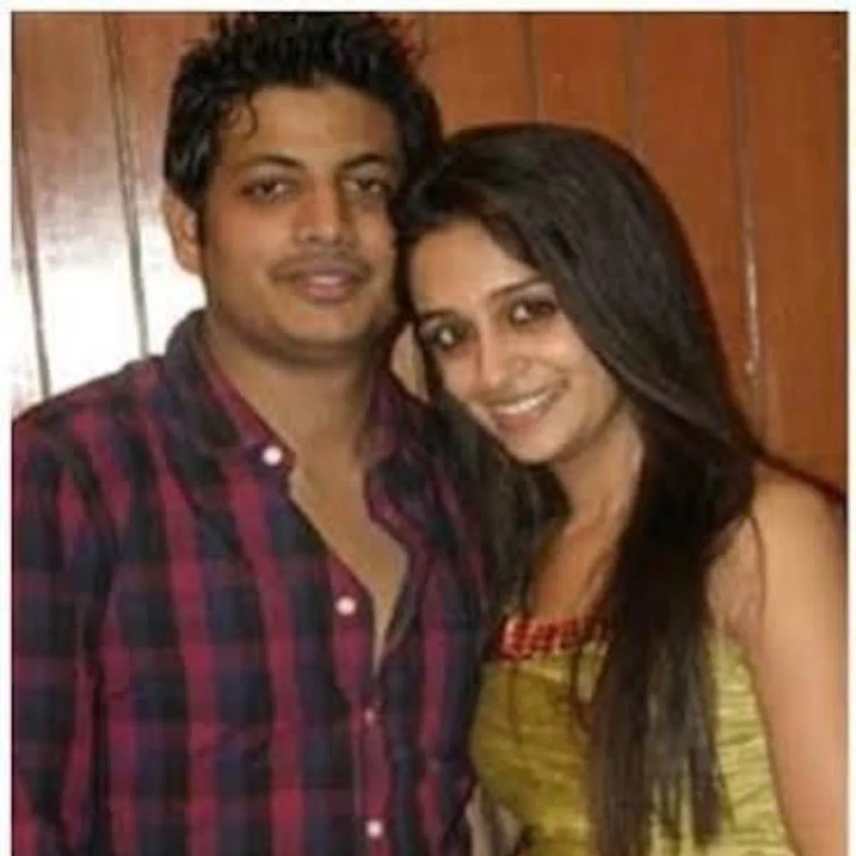 दीपिका कक्करचे पहिला नवरी रौनक सॅमसन हे व्यवसायाने 'कॅबिन क्रू' (फ्लाइट अटेंडंट) होता. अभिनय क्षेत्रात येण्यापूर्वी दीपिकानेही 'कॅबिन क्रू' म्हणून काम केलं होतं. एका एअरलाइनमध्ये काम करत असताना त्यांची भेट झाली आणि कालांतराने त्यांच्या मैत्रीचे रूपांतर प्रेमात झाले.