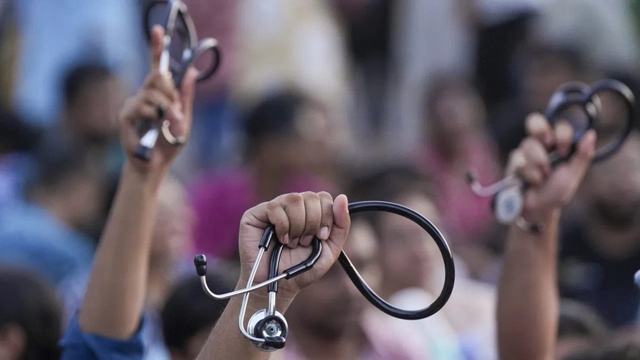 त्या निर्णायवर डॉक्टर खवळले, आज एक दिवसाचा संप सुरू; रुग्णांचे हाल त्या निर्णायवर डॉक्टर खवळले, आज एक दिवसाचा संप सुरू; रुग्णांचे हाल