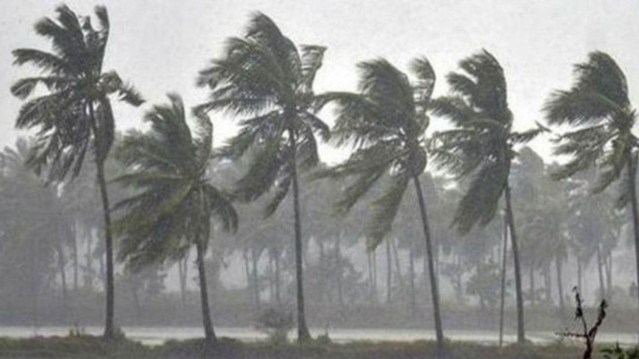 70 किमी वेगाने ताशी वारे, वादळी वाऱ्यासह जोरदार पाऊस, गारपिटीची शक्यता, 24 तासात.. 70 किमी वेगाने ताशी वारे, वादळी वाऱ्यासह जोरदार पाऊस, गारपिटीची शक्यता, 24 तासात..