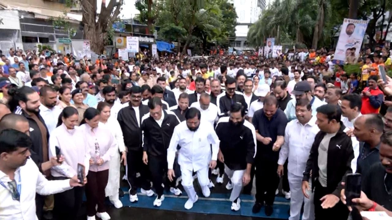 ठाण्यात आज ठाणे महापौर वर्षा मॅरेथॉनला सुरूवात झाली. 30 हजारांहून अधिक धावपटूंनी सहभाग नोंदवला. ठाण्याच्या रस्त्यांवर हजारो धावपटू धावले. ठाण्यात 32 वी महापौर वर्षा मॅरेथॉनचे आयोजन करण्यात आले. 