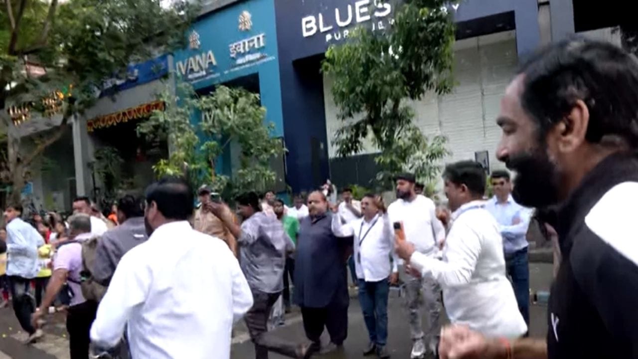 महापौर वर्षा मॅरेथॉनला उत्स्फूर्त प्रतिसाद मिळताना दिसला. 21 किलोमीटरच्या मॅरेथॉनसाठी ठाणे सज्ज होते. यावेळी राज्याचे उपमुख्यमंत्री एकनाथ शिंदे यांनी हजेरी लावली. 