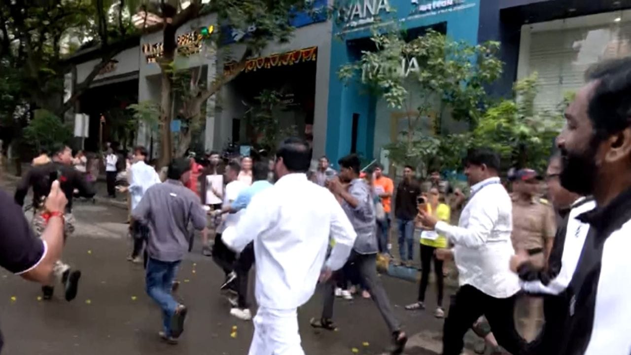 एकनाथ शिंदे स्वत: या मॅरेथॉनमध्ये धावताना दिसले. एकनाथ शिंदे यांचा मॅरेथॉनमघ्ये धावतानाचा व्हिडीओ पुढे आला. धावपट्टूंसोबत एकनाथ शिंदे धावले. 