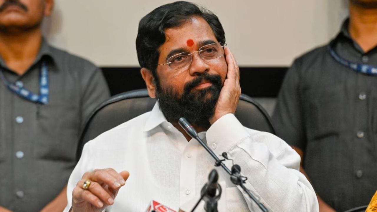 एकनाथ शिंदे आमदार, मंत्री झाले, ती पक्षाची घटनाच नाकारली; कपिल सिब्बल यांचे 5 युक्तिवाद एकनाथ शिंदे आमदार, मंत्री झाले, ती पक्षाची घटनाच नाकारली; कपिल सिब्बल यांचे 5 युक्तिवाद