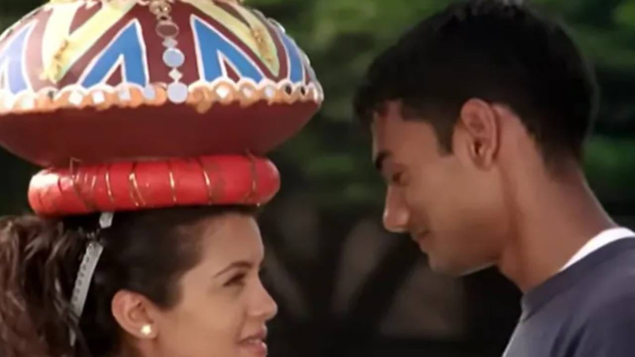 विशेष म्हणजे, काळ बदलला, नवी गाणी आली आणि संगीताचा ट्रेंडही बदलला; मात्र फाल्गुनी पाठक यांचे ‘सावन में’ गाणं आजही आपली लोकप्रियता टिकवून आहे. त्यामुळे या गाण्यांचा शोध घेताना हे 25 वर्षे जुने गाणं आजही प्रेक्षकांच्या यादीत आघाडीवर दिसते.