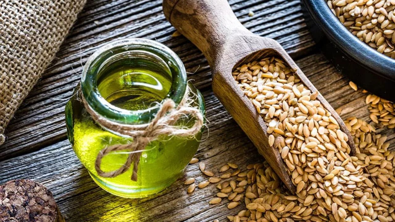 २. जवसाचे तेल (फ्लॅक्ससीड ऑइल) - कोल्ड-प्रेस केलेल्या जवसाच्या बियांपासून बनवलेले हे तेल अल्फा-लिनोलेनिक ॲसिड (ALA) ने समृद्ध आहे, जे एक वनस्पती-आधारित ओमेगा-३ फॅटी ॲसिड आहे.हे हृदयाचे आरोग्य आणि कोलेस्ट्रॉल मेटाबॉलिझ्मला मदत करते. मात्र, जास्त उष्णतेवर स्वयंपाक करण्यासाठी जवसाच्या तेलाचा वापर करू नका. शिजवलेल्या अन्नावर शिंपडा किंवा त्याऐवजी ड्रेसिंगमध्ये वापरा.