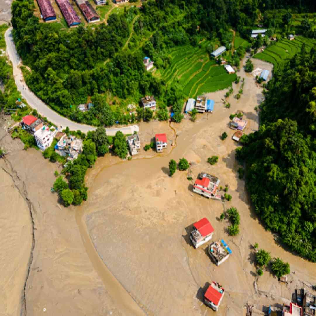 मोठे भूकंप पचवण्यासाठी भले भूकंपरोधी यंत्रणा त्या धरणामध्ये असेल, पण भूकंपामुळे आसपासच्या डोंगररागांमध्ये भूस्खलन, दरड कोसळणं, चिखल माती वाहून येण्यासारख्या घटना घडू शकतात. यामुळे नदी आणि खालच्या भागात मोठं नुकसान होऊ शकतं. (Getty Images)