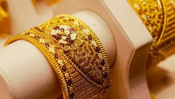 सोनं हा सामान्यांच्या फार जिव्हाळ्याचा विषय आहे. सोन्याचा भाव वाढला की सामान्यांचे दागिने खरेदी करण्याचे स्वप्न लांबवणीवर पडते किंवा ते अधुरेही राहु शकते. म्हणूनच सोनं जेवढं स्वस्त तेवढीच सराफा बाजारात जास्त गर्दी असते.