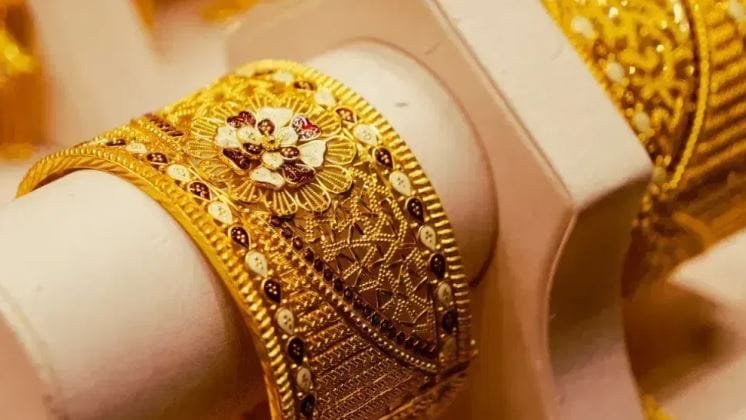 सोनं हा सामान्यांच्या फार जिव्हाळ्याचा विषय आहे. सोन्याचा भाव वाढला की सामान्यांचे दागिने खरेदी करण्याचे स्वप्न लांबवणीवर पडते किंवा ते अधुरेही राहु शकते. म्हणूनच सोनं जेवढं स्वस्त तेवढीच सराफा बाजारात जास्त गर्दी असते.