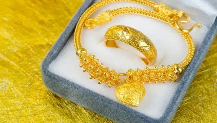 दरम्यान, सध्या सोन्याचा तसेच चांदीचा भाव चांगलाच वाढला आहे. जळगावच्या सराफ बाजारात सोन्या आणि चांदीच्या दरात मोठी उसळी पाहायाल मिळाली आहे.