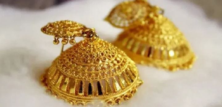 तर चांदीचा दर जीएसटीसह प्रतिकिलो २ लाख ४८ हजार २३० रूपयांवर पोहोचला आहे. त्यामुळे दागिने करायचे असतील तर सामान्यांना जास्त पैसे मोजावे लागणार आहेत. जागतिक पातळीवरील घडामोडींमुळे ही दरवाढ झाली आहे.