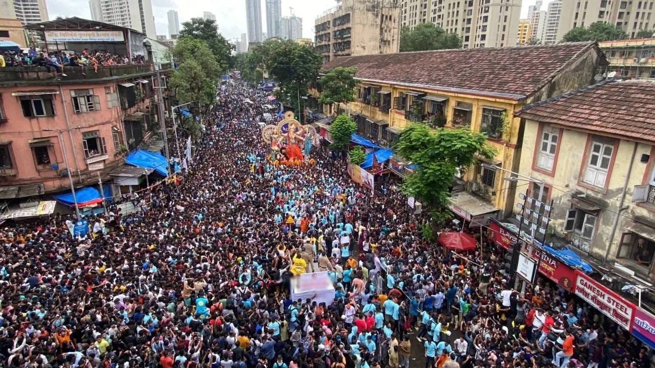 उद्या चिंचपोकळीच्या चिंतामणीचं आगमन, परळच्या राड्यानंतर पोलीस अलर्ट मोडवर, 800 ते 1000 पोलिसांचा बंदोबस्त उद्या चिंचपोकळीच्या चिंतामणीचं आगमन, परळच्या राड्यानंतर पोलीस अलर्ट मोडवर, 800 ते 1000 पोलिसांचा बंदोबस्त