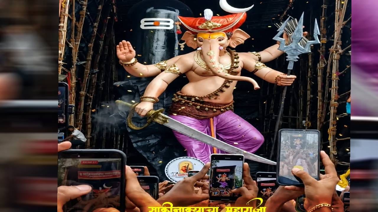 मुंबईतील लालबाग-परळ परिसरात तर गणरायाच्या आगमनाचा जल्लोष विशेषच रंगला. दुपारपासूनच विविध गणेश मंडळांच्या बाप्पांच्या आगमनासाठी भाविकांनी मोठी गर्दी केली होती. बाप्पाच्या दर्शनासाठी मुंबईसह राज्याच्या कानाकोपऱ्यातून भाविक मोठ्या संख्येने दाखल झाले होते. भक्तांच्या गर्दीने संपूर्ण परिसर फुलून गेला होता. ( Photo Credit : Facebook- utsav_official_mumbai) 