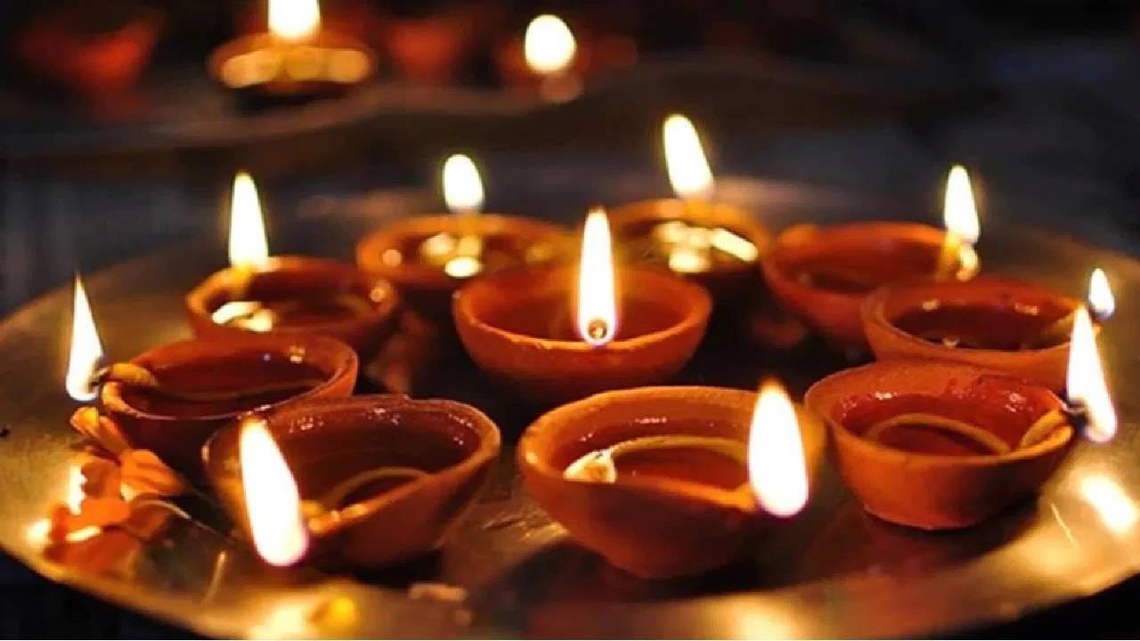 Disclaimer: वरच्या लेखातील माहिती ही प्राथमिक स्वरुपाची आहे. आम्ही या माहितीची पुष्टी करत नाही किंवा समर्थनही देत नाही. या लेखाच्या माध्यमातून अंधश्रद्धा पसरवण्याचा आमचा उद्देश नाही. वरच्या लेखात दिलेल्या माहितीवरून कोणताही निर्णय घेण्याआधी त्या-त्या क्षेत्रातील तज्ज्ञांचा सल्ला आवश्य घ्या.