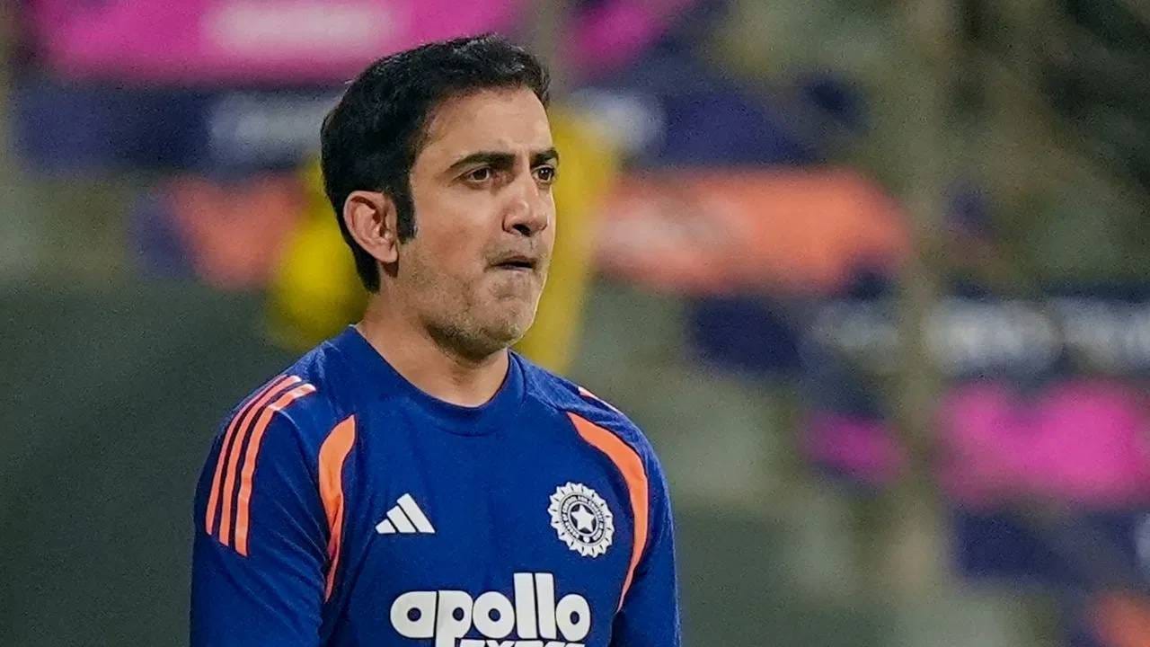 टीम इंडियाचा मुख्य प्रशिक्षक गौतम गंभीर आक्रमकपणे फलंदाजीसाठी उतरत होता. त्याने विरोधी संघांना आपल्या स्वभावाचा इंगा दाखवला आहे. इतकंच काय तर त्याचा रोखठोक स्वभाव परिचयाचा आहे. प्रशिक्षकपद हाती घेतल्यानंतरही त्याचा आक्रमक बाणा कायम राहिला आहे. याचं एक उदाहरण पाहायला मिळालं आहे. (Photo: PTI)
