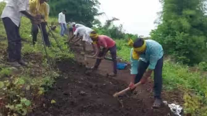 रस्ता नसल्याने रुग्णवाहिका आली नाही, गर्भवती पत्नीचा मृत्यू; त्याने कुदळ, फावडे घेऊन रस्ताच बनवला; चंद्रपुरातील घटना