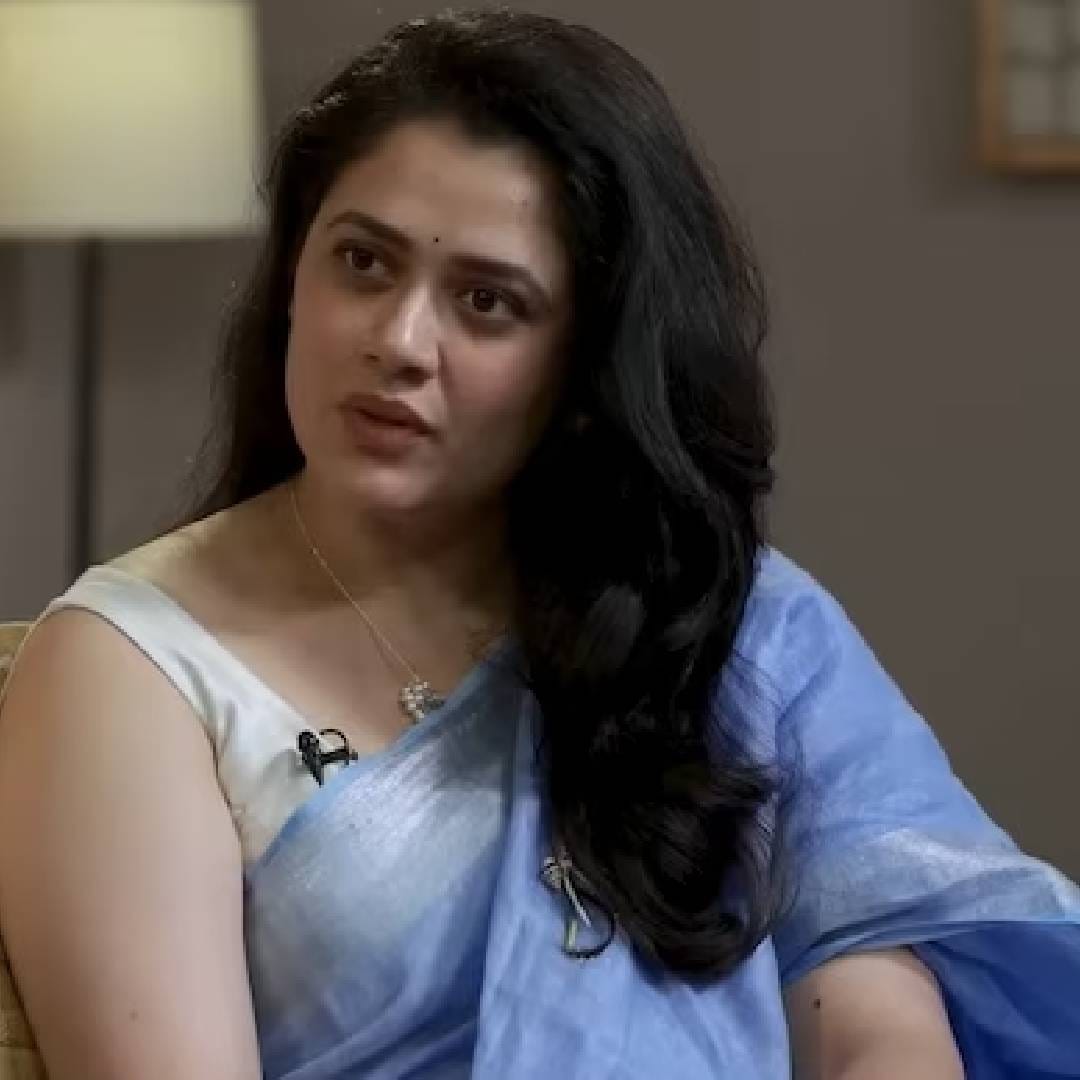 Girija Oak short hair look: 'नॅशनल क्रश' म्हणून ओळखली जाणारी मराठमोळी अभिनेत्री गिरीजा ओक सध्या तिच्या नव्या लूकमुळे चर्चेत आली आहे. निळ्या साडीतील अत्यंत साध्या पण तितक्याच आकर्षक लूकमुळे गिरीजा सोशल मीडियावर तुफान व्हायरल झाली होती. आता तिचा वेस्टर्न आऊटफिट आणि शॉर्ट हेअरमधील हा नवीन लूक सर्वांचं लक्ष वेधून घेत आहे.