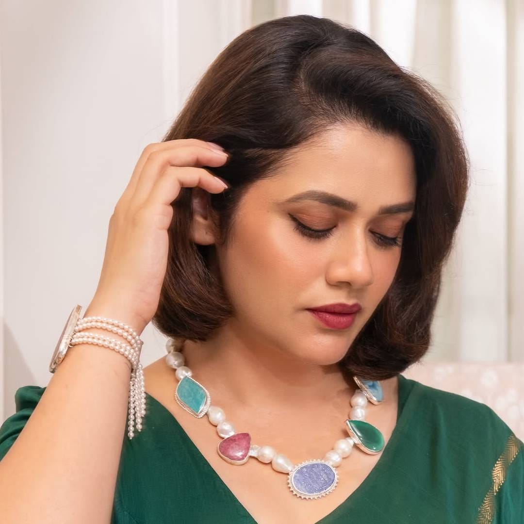 गिरीजाने तिच्या नव्या लूकमध्ये केस छोटे ठेवले आहेत. शॉर्ट हेअरस्टाइलमुळे तिच्या चेहऱ्याला एक वेगळाच शार्प आणि फ्रेश लूक मिळाला आहे.