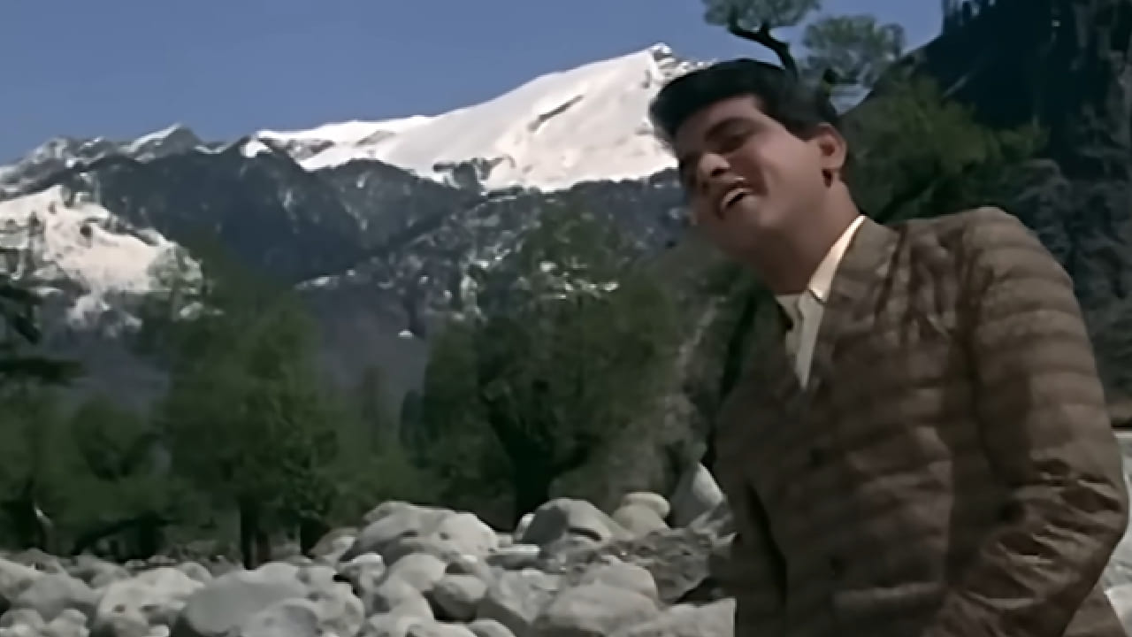 त्यामुळे अनेकजण आपल्या जोडीदारासाठी हे गाणे आजही आवर्जून ऐकवतात. 'हिमालय की गोद में' या चित्रपटाचे दिग्दर्शन विजय भट्ट यांनी केले होते. मनोज कुमार, माला सिन्हा आणि शशिकला यांच्या प्रमुख भूमिका असलेला हा चित्रपट बॉक्स ऑफिसवर सुपरहिट ठरला होता. 
