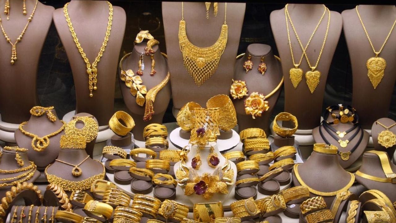 ऐन लग्न सराई तोंडावर असतानाच सोन्याच्या भावात मोठी वाढ होताना दिसत आहे. मागच्या काही महिन्याच्या तुलनेत सोन्याचे भाव सतत वाढताना दिसत आहेत.