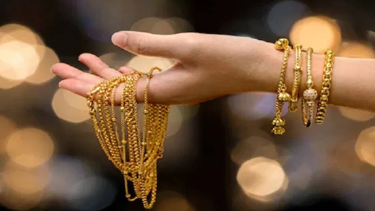 Gold Price Today : सराफा बाजारात मोठी घडामोड, ऑगस्टच्या पहिल्या दिवशी सोन्याचे भाव वाढले की कमी ? 10 ग्रॅम सोन्याची किंमत किती ? Gold Price Today : सराफा बाजारात मोठी घडामोड, ऑगस्टच्या पहिल्या दिवशी सोन्याचे भाव वाढले की कमी ? 10 ग्रॅम सोन्याची किंमत किती ?