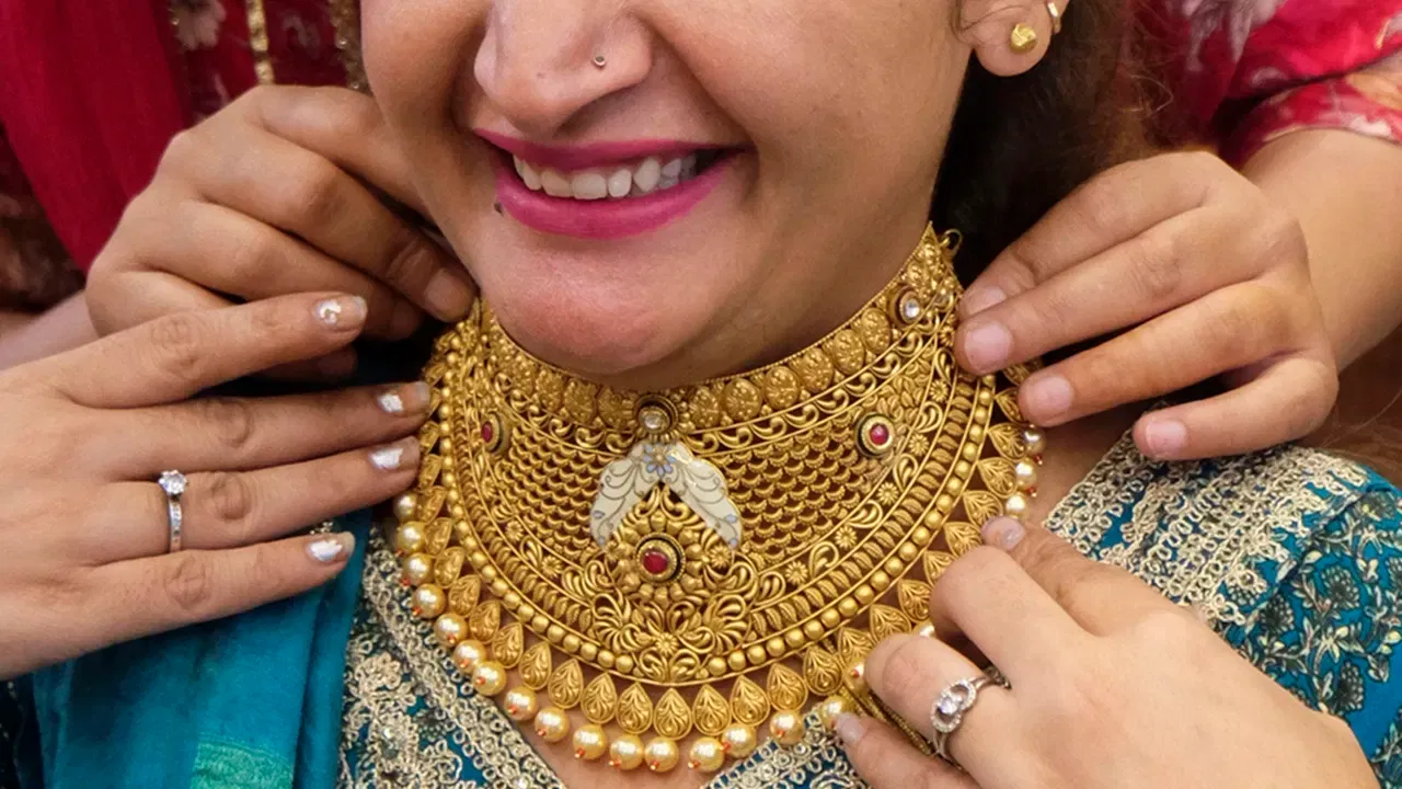 जळगावच्या सराफ बाजारात आज सोन्या आणि चांदीच्या दरात मोठी घसरण झाली आहे. सोन्याच्या दरात तब्बल तीन हजार रुपयांची तर चांदीच्या देखील तीन हजारांची घसरण झाली आहे.