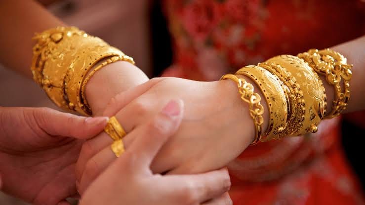 मिडल इस्टमध्ये सध्या चांगलाच संघर्ष पाहायला मिळत आहे. अमेरिका आणि इराण या दोन्ही देशांमध्ये पुन्हा युद्ध सुरु झाले आहे. दोन्ही देश एकमेकांवर जोरदार हल्ले करताना दिसत आहेत. याचा परिणाम सोने आणि चांदीच्या दरावर देखील होताना दिसतो. त्यामुळे आजचा सोन्याचा भाव किती? जाणून घ्या...