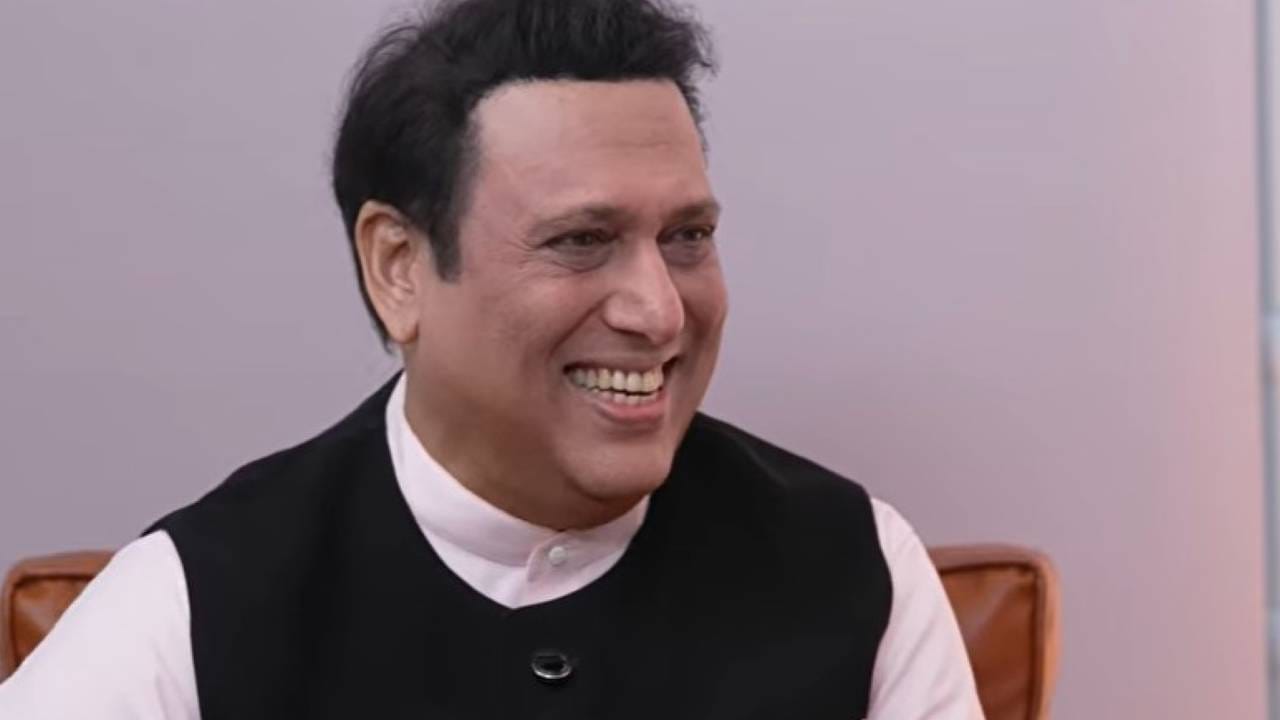 गोविंदा त्याचा आगामी सिनेमातील सह-अभिनेत्री कोमल राणी स्वर्णकारसोबत दिसला होता. तसेच त्याने तेथील फोटोग्राफर्सशी कोमलची ओळख करुन दिली. ते पाहून गोविंदा कोमलच्या प्रेमात असल्याच्या चर्चांना उधाण आले.