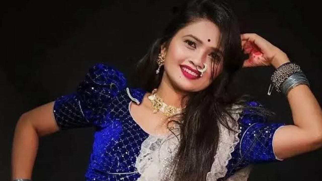 यावेळी स्टेजवरील एकजण म्हणाले की, शिट्ट्या वाजवणे ही आपली संस्कृती नाही. यावेळी खालून जोरदार टाळ्यांचा आवाज आला. लगेचच म्हणण्यात आले की, कार्यक्रमात शिट्टी वाजवण्यास काही हरकत नाही.