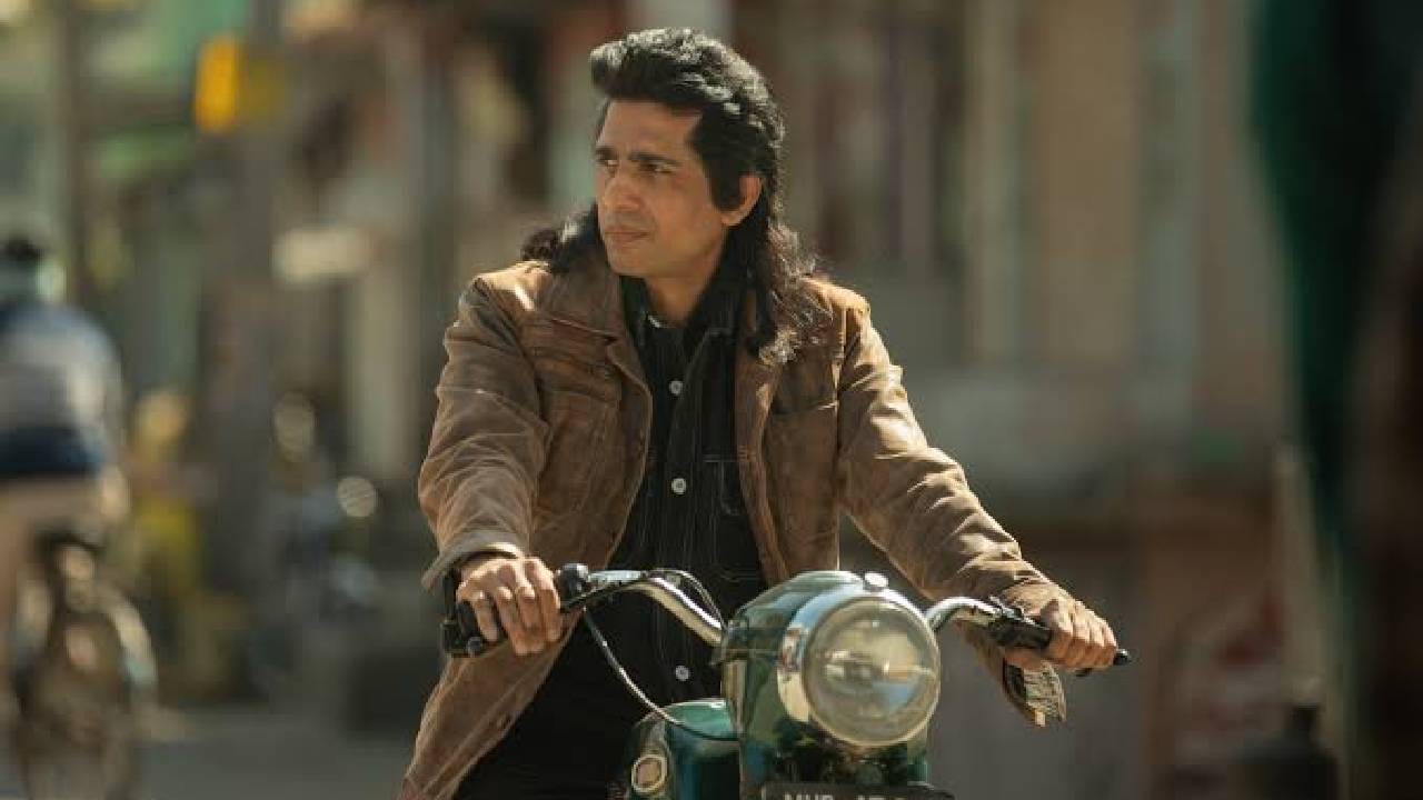 नेटफ्लिक्सच्या टॉप 10 वेब सीरिजच्या यादीकडे पाहिलं तर त्यात 'गन्स अँड गुलाब्स'चा समावेश आवर्जून दिसेल. पहिल्या सिझनच्या यशानंतर निर्मात्यांनी या सीरिजच्या दुसऱ्या सिझनची घोषणासुद्धा केली होती. परंतु आतापर्यंत 'गन्स अँड गुलाब्स 2'बद्दल कोणतेच नवीन अपडेट्स समोर आले नाहीत.