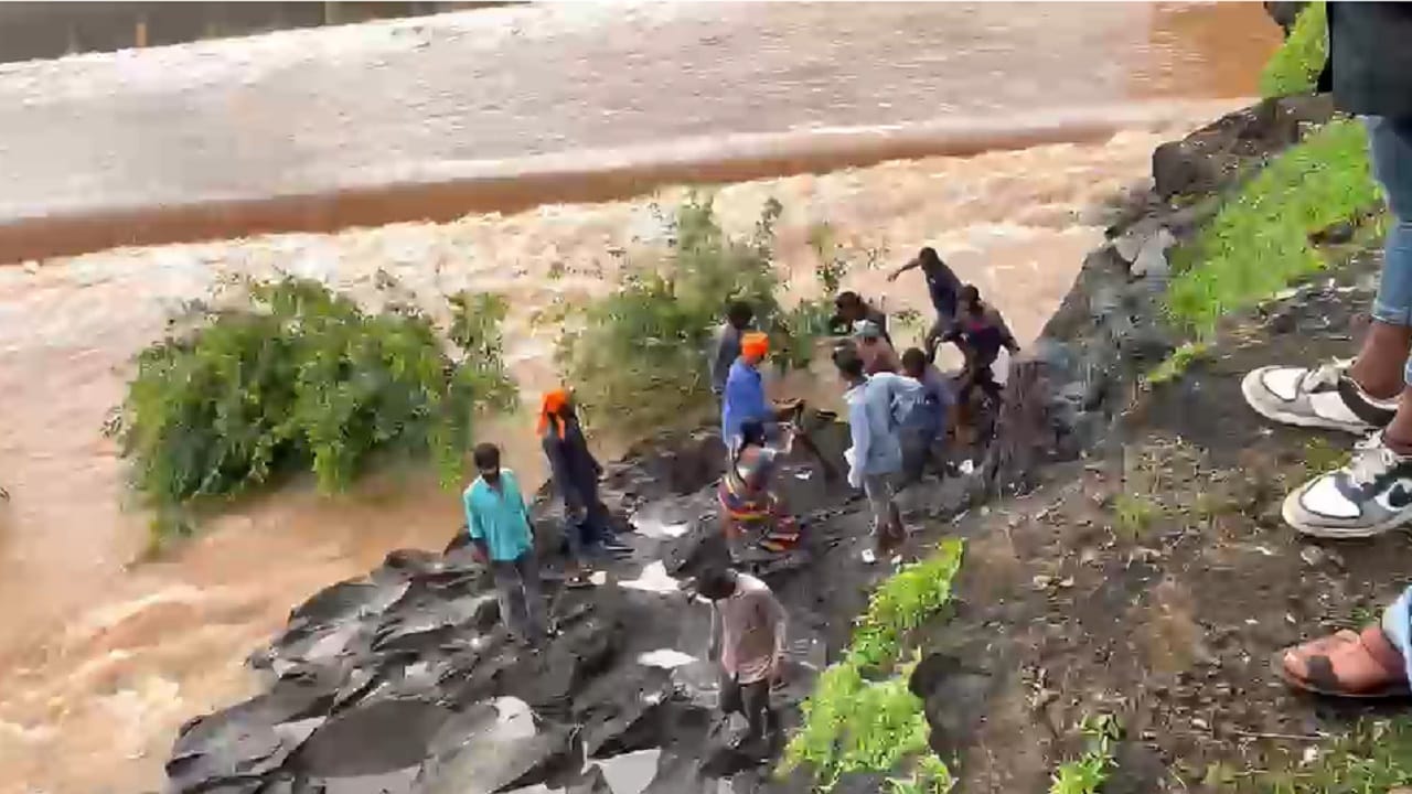 नाशिक जिल्ह्यातील सटाणा तालुक्यातील हरणबारी धरणावर घडलेली ही घटना अत्यंत दुर्दैवी आहे. घडलेल्या घटनेत एकाचा मृत्यू झाला आहे, तर एकाची सुखरुप सुटका करण्यात आली आहे. पण घडलेल्या घटनेनंतर सर्वत्र खळबळ उडाली आहे.