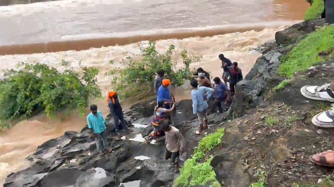 दरम्यान, विजय महादू सोनवणे यांचा मृतदेह सांडव्यापासून काही अंतरावर शोधण्यात आला. या घटनेनंतर परिसरात हळहळ व्यक्त होत असून, धरण परिसरात धोकादायक स्टंटबाजी टाळण्याचे आवाहन प्रशासनाने केले आहे.