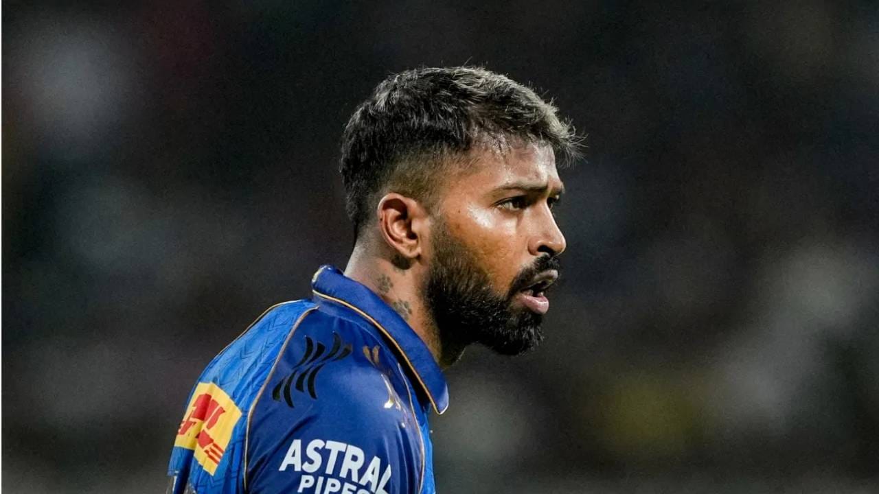 कोलकाता नाईट रायडर्स संघाचं नेतृत्व मागच्या पर्वात अजिंक्य राहणे याने केलं होतं. पण त्याने नुकतीच क्रिकेटच्या सर्व फॉर्मेटमधून निवृत्ती जाहीर केली. त्यामुळे हे पद रिक्त होतं. त्यासाठी आता केकेआर हार्दिक पांड्यावर डाव लावणार आहे. (PC-PTI)