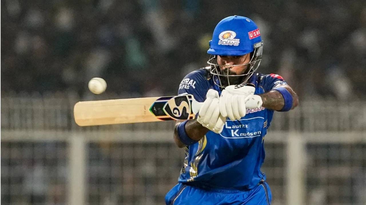 मिडिया रिपोर्टनुसार, हार्दिक पांड्या कोलकाता नाईट रायडर्स संघात नुसता सहभागी होणार नाही तर कर्णधारही होणार आहे. कारण कोलकात्यालाही एका कर्णधाराची गरज आहे. (PC-PTI)