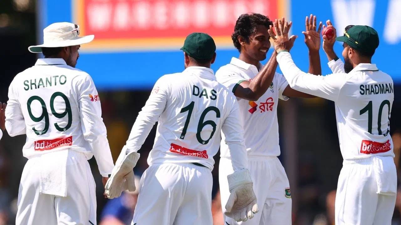ऑस्ट्रेलिया आणि बांग्लादेश पहिल्या कसोटी सामन्यासाठी आमनेसामने आले आहे. 23 वर्षानंतर बांगलादेशचा संघ कसोटी मालिकेसाठी ऑस्ट्रेलिया दौऱ्यावर आहे. पण 2003 नंतर ऑस्ट्रेलियात आलेल्या बांग्लादेश संघाने ऑस्ट्रेलियाची पहिल्या दिवशी दाणादण उडवून दिली. (Photo: Getty Images)