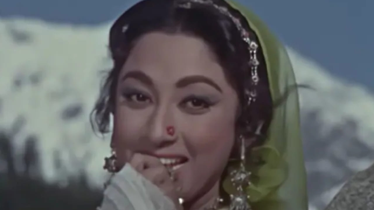 1965 मध्ये प्रदर्शित झालेल्या 'हिमालय की गोद में' या चित्रपटातील हे गाणं तब्बल 61 वर्षांनंतरही तितकेच लोकप्रिय आहे. अभिनेता मनोज कुमार आणि अभिनेत्री माला सिन्हा यांच्यावर चित्रित झालेल्या या गाण्याला गायक मुकेश यांच्या भावपूर्ण आवाजाची साथ लाभली आहे. 
