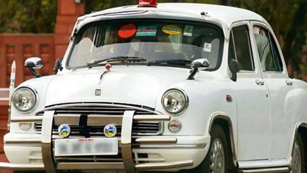 परदेश प्रवासासंदर्भातील नियम All India Services (Leave) Rules, 1955 तसेच केंद्र सरकारच्या कार्मिक आणि प्रशिक्षण विभागाच्या (DoPT) मार्गदर्शक सूचनांनुसार लागू होतात. अधिकारी सुट्टीवर असतानाही वैयक्तिक कारणांसाठी परदेशात जाणार असतील तरी राज्य सरकार किंवा संबंधित सक्षम प्राधिकरणाची मंजुरी आवश्यक असते.