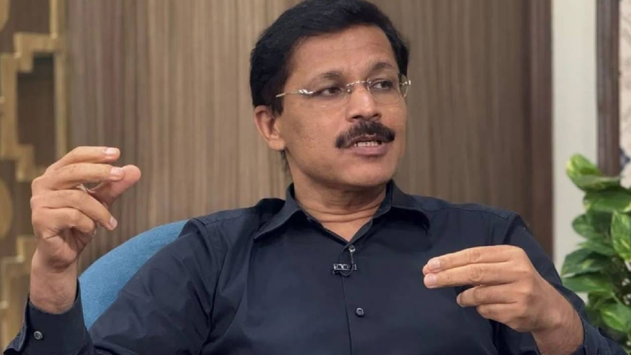 त्यांच्या लोकप्रियतेची झलक यंदाच्या वारीतही पाहायला मिळाली होती. वारकऱ्यांकडून तुकाराम मुंढे यांचं कौतुक करणारे फोटो आणि पोस्टर्स झळकले होते. साध्या शेतकरी कुटुंबातून आलेल्या मुंढे यांनी आपल्या मेहनतीच्या जोरावर भारतीय प्रशासकीय सेवेत स्थान मिळवलं. 