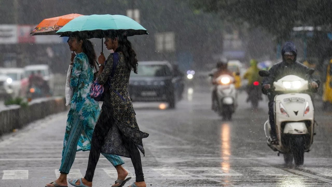 IMD Rain Alert : वादळी वाऱ्यासह धो-धो कोसळणार, महाराष्ट्रासह या राज्यांना मुसळधार पावसाचा अलर्ट जारी IMD Rain Alert : वादळी वाऱ्यासह धो-धो कोसळणार, महाराष्ट्रासह या राज्यांना मुसळधार पावसाचा अलर्ट जारी