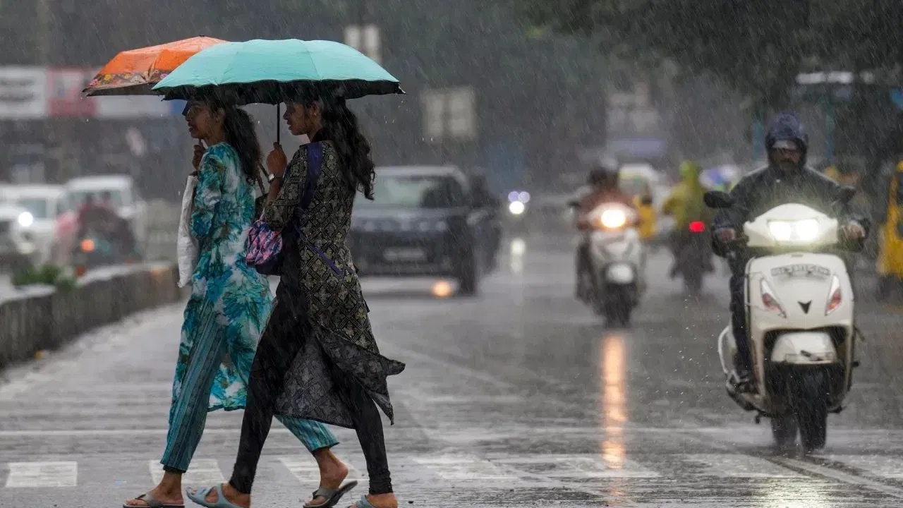 IMD Rain Alert : 18,19,20,21,22 या तारखेला आकाशात काळे ढग, कुठं धो धो... कुठं ऊन? पावसाचा ताजा अंदाज समोर IMD Rain Alert : 18,19,20,21,22 या तारखेला आकाशात काळे ढग, कुठं धो धो... कुठं ऊन? पावसाचा ताजा अंदाज समोर