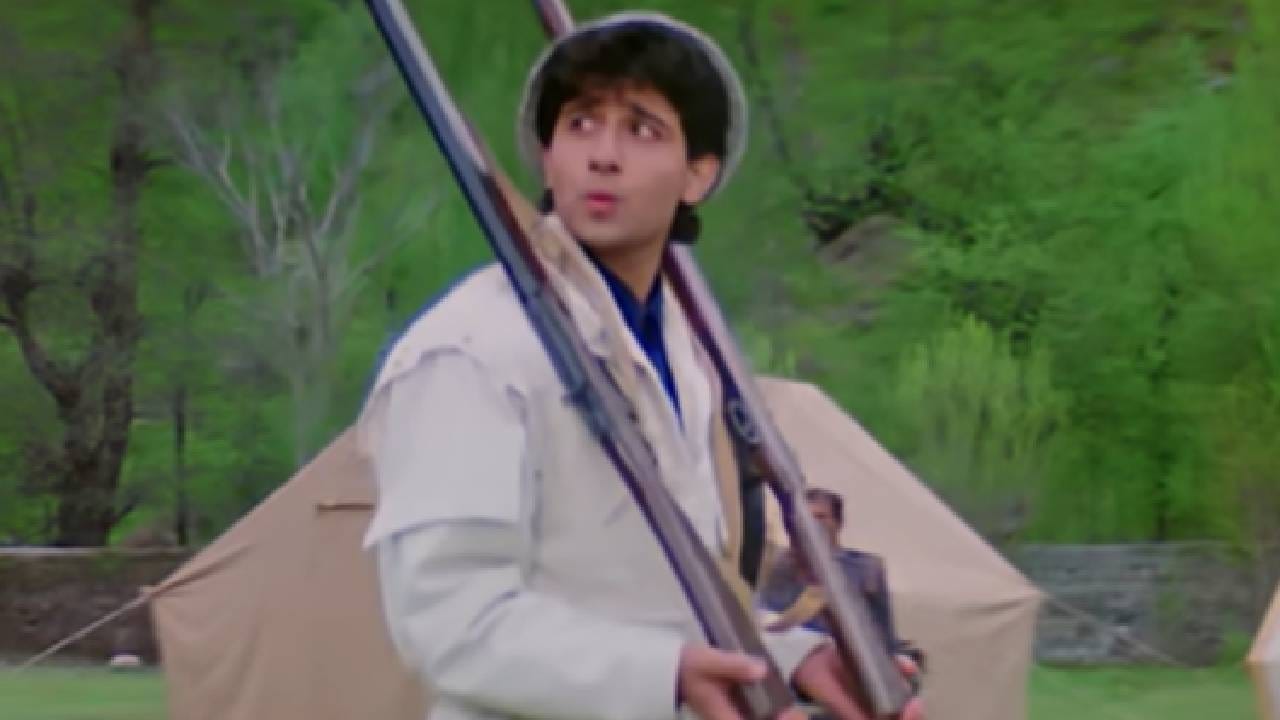 अभिनेत्याला त्यांच्या पहिल्याच चित्रपट ‘सौदागर’मध्ये दिलीप कुमार आणि राज कुमार यांसारख्या दिग्गज आणि अनुभवी कलाकारांसोबत काम करण्याची संधी मिळाली. या चित्रपटात त्यांची जोडी अभिनेत्री मनीषा कोइराला यांच्यासोबत होती आणि लोकांना चित्रपटाचे ‘ईलू ईलू’ गाणे खूप आवडले होते. एका शब्दावरुन हे गाणे तयार झाले होते. हे गाणे लक्ष्मीकांत-प्यारेलाल यांनी संगीत दिले होते. तर आनंद बक्षी यांनी लिहिले होते. कविता कृष्णमूर्ती, उदित नारायण, सुखविंदर सिंह आणि मनहर उधास यांच्या आवाजाने ते सुपरहिट बनवले.
