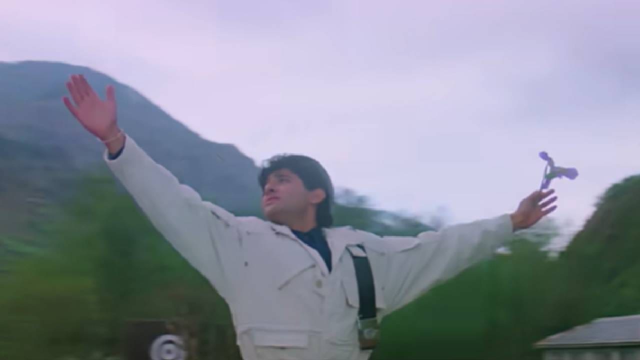 ईलू ईलू क्या है? ये ईलू ईलू क्या है?... तुम्हाला माहित आहे का ईलू म्हणजे काय? पण एका ३५ वर्षे जुन्या गाण्यात याच गीतांशासह कविता कृष्णमूर्ती, उदित नारायण, सुखविंदर सिंह आणि मनहर उधास यांच्या आवाजात गाणे तयार करण्यात आले, जे ९० च्या दशकात गाजले. या गाण्याने अभिनेत्याला एका रात्रीत प्रसिद्ध केले आणि डेब्यू चित्रपटातूनच सलमान खान, आमिर खान आणि शाहरूख खान यांना टक्कर देणाऱ्या अभिनेत्यांच्या यादीत स्थान मिळवले. मात्र, आता ते बॉलिवूडपासून दूर टीव्हीच्या जगात दिसत आहेत. आपण अभिनेता विवेक मुशरान यांच्याबद्दल बोलत आहोत.