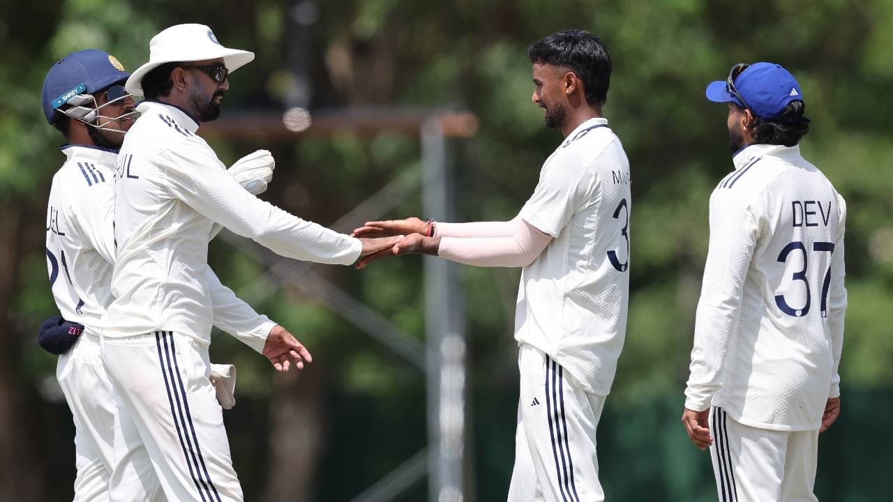 IND vs SLXI: सराव सामन्याच्या पहिल्या दिवसावर श्रीलंकेची पकड, भारताने त्याच चुकांचा पाढा वाचला IND vs SLXI: सराव सामन्याच्या पहिल्या दिवसावर श्रीलंकेची पकड, भारताने त्याच चुकांचा पाढा वाचला