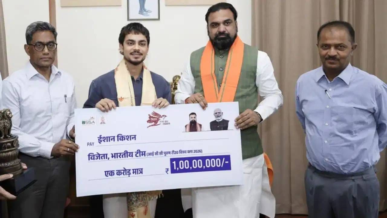 इशान किशन सध्या मोकळा असला तरी त्याने आरबीआयमध्ये नोकरीच्या ठिकाणी हजेरी लावून वेळ सत्कारणी लावला. आता 23 ऑगस्टपासून सुरू होणाऱ्या दुलीप ट्रॉफी स्पर्धेत खेळणार आहे. या स्पर्धेत ईस्ट झोनचा कर्णधार आहे. (Photo: PTI/X)