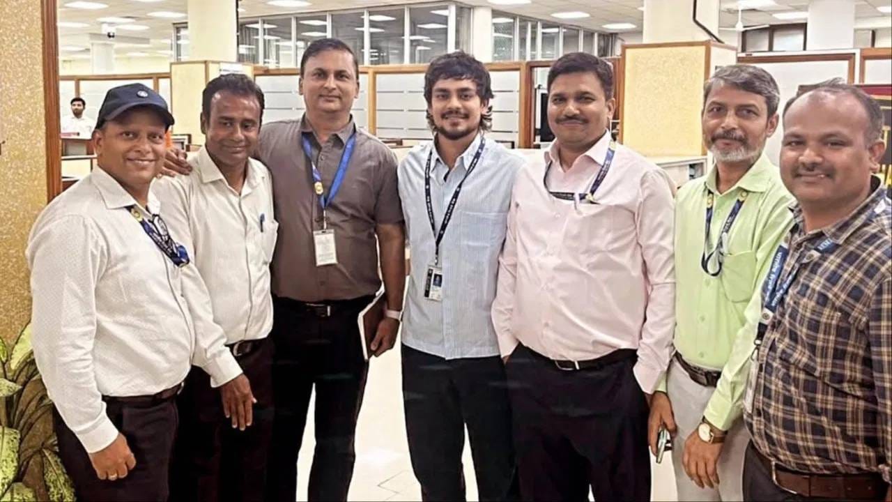 आरबीआयचं आयकार्ड घालून इशान किशन पटणाच्या कार्यालयात गेला होता. इशान किशन तिथे गेल्यानंतर तिथल्या कर्मचाऱ्यांना भेटला. पण त्याच्यासोबत फोटो काढण्याचा मोह कर्मचाऱ्यांना आवरला नाही. इशानने त्याला नाराज केलं नाही. आता आरबीआय कार्यालयातील फोटो सोशल मीडियावर व्हायरल होत आहेत. (Photo: PTI/X)