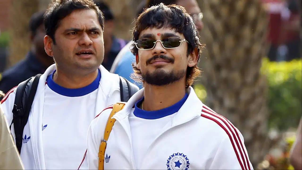 भारतीय संघ कसोटी मालिकेसाठी श्रीलंका दौऱ्यावर गेला आहे. पण इशान किशन या संघाचा भाग नसल्याने संघासोबत नाही. इतकंच काय तर देशांतर्गत स्पर्धाही नसल्याने इशान किशन सध्या मोकळा आहे. पण इशान किशनने आराम करण्याऐवजी आरबीआय कार्यालयात जाणं पसंत केलं. इशान या ठिकाणी कर्मचारी आहे. (Photo: PTI/X)