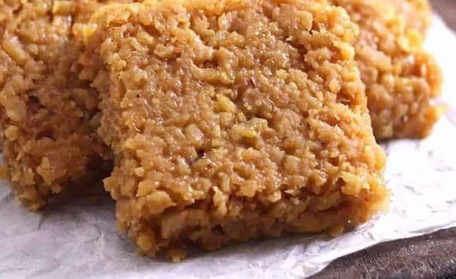 नाशिकमधील इगतपुरीत ऐन सणासुदीच्या तोंडावर साखर आणि गुळाच्या दरात वाढ झाली आहे. साखरेचा दर ७६ ते ८० रुपये किलो तर गुळाचा दर ७० रुपये किलो झाला आहे.