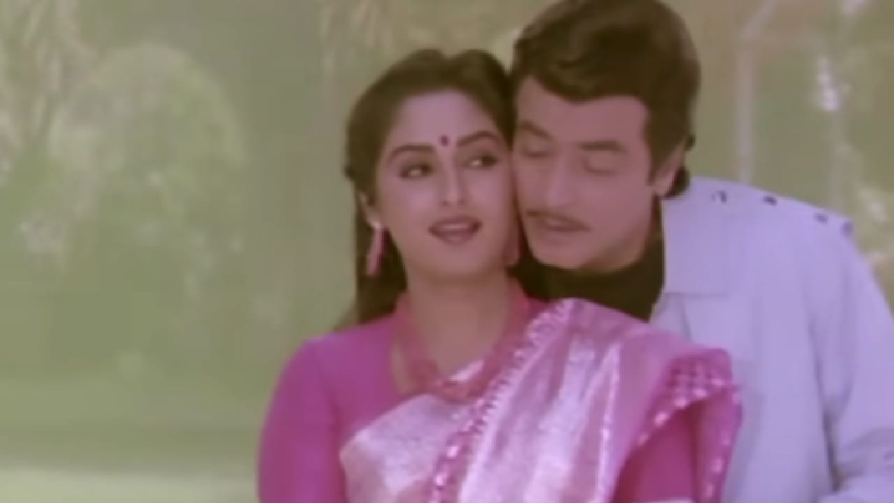 'तोहफा' हा चित्रपट 1984 मध्ये प्रदर्शित झाला होता. या गाण्याला किशोर कुमार आणि आशा भोसले यांनी स्वर दिले होते. गाण्यात जितेंद्र, जया प्रदा आणि श्रीदेवी यांची गाजलेली जोडी पाहायला मिळाली होती.