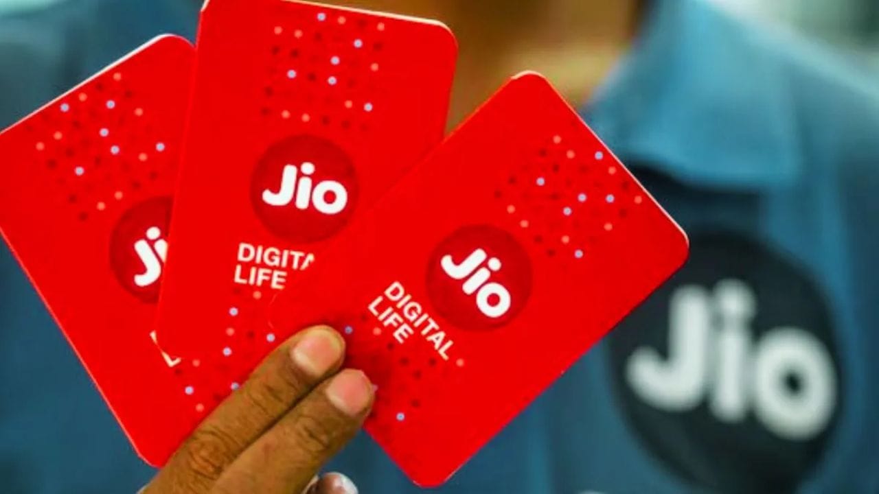 Jio : रिचार्ज महागला तरी अतिरिक्त पैसे मोजावे लागणार नाहीत, जिओच्या मोठ्या घोषणेने थेट 52 कोटी लोकांना फायदा Jio : रिचार्ज महागला तरी अतिरिक्त पैसे मोजावे लागणार नाहीत, जिओच्या मोठ्या घोषणेने थेट 52 कोटी लोकांना फायदा