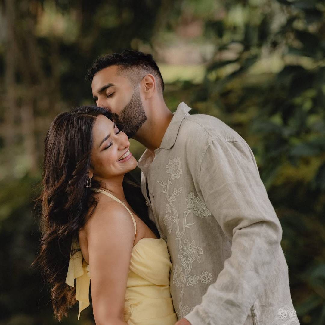 जिया शंकरने 'बिग बॉस ओटीटी' या शोमध्येही भाग घेतला होता. सोशल मीडियावर तिचा मोठा चाहतावर्ग आहे. तिने वेब सीरिजमध्येही विविध भूमिका साकारल्या आहेत. 
